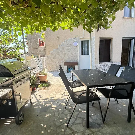 Flowers Pula, Center 2 Apartman *